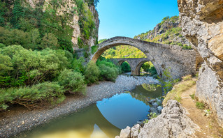 Το γεφύρι του Κόκκορη στο Ζαγόρι, ένα από τα πιο καλοδιατηρημένα της Ηπείρου