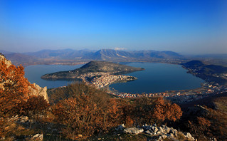 Η Λίμνη Ορεστιάδα στην Καστοριά από ψηλά