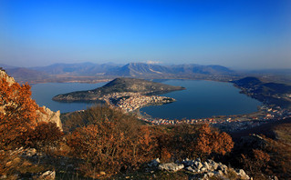 Η Λίμνη Ορεστιάδα στην Καστοριά από ψηλά Η Λίμνη Ορεστιάδα στην Καστοριά από ψηλά