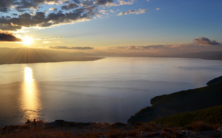 Ηλιοβασίλεμα στη λίμνη Τριχωνίδα