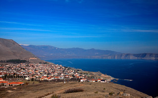 Το χωριό Άρνισσα στη λίμνη Βεγορίτιδα