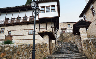 Μακεδονίτικης αρχιτεκτονικής κτίριο στο Ντολτσό στην Καστοριά