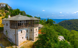 Πέτρινο κτίριο και θέα από τους Πινακάτες στο Πήλιο