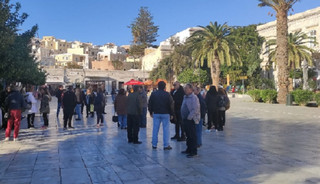 Σύρος: Και τη σύνταξη να μας κόψουν εμβόλιο δεν κάνουμε, ας ξυπνήσουν οι Έλληνες