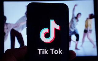 Δολοφονίες, βιασμοί, βασανιστήρια: Πρώην moderator του TikTok μηνύει την εταιρεία για βλάβες στην ψυχική της υγεία