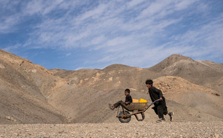 Δύο παιδιά στο Αφγανιστάν