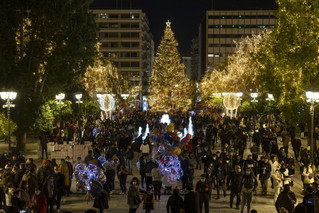 Πλήθος κόσμου στην πλατεία Συντάγματος Πλήθος κόσμου στην πλατεία Συντάγματος