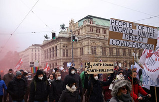 Αυστρία: Δεκάδες χιλιάδες διαδήλωσαν κατά της καραντίνας και του υποχρεωτικού εμβολιασμού &#8211; Δείτε φωτογραφίες