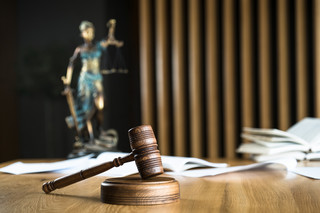Ελεύθερη η εφοριακός από τη Θεσσαλονίκη που κατηγορείται για απευθείας αναθέσεις σε προμηθευτές