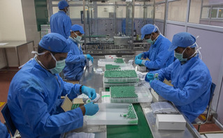 Εμβόλιο Covishield: Η ινδική φαρμακοβιομηχανία μειώνει την παραγωγή του κατά 50% λόγω έλλειψης ζήτησης