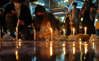 Φοιτητές στο Χονγκ Κονγκ ανάβουν κεριά Φοιτητές στο Χονγκ Κονγκ ανάβουν κεριά