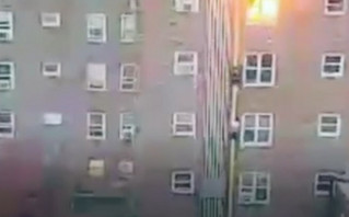 Απίστευτο βίντεο με εφήβους που γλιστρούν από τον 4ο όροφο για να σωθούν από φωτιά