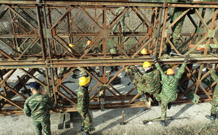 Στρατιώτες σε εργασίες τοποθέτησης γέφυρας στον Άραχθο