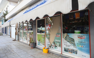Η τζαμαρία του καταστήματος στη Γλυφάδα Η τζαμαρία του καταστήματος στη Γλυφάδα