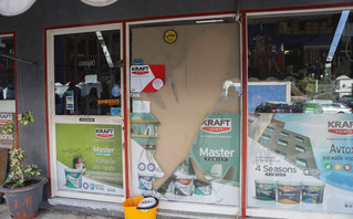 Η τζαμαρία του καταστήματος στη Γλυφάδα Η τζαμαρία του καταστήματος στη Γλυφάδα
