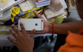 Εργαζόμενες σε εργοστάσιο με iPhone τρώνε μουχλιασμένο φαγητό και κοιμούνται μαζί με αρουραίους