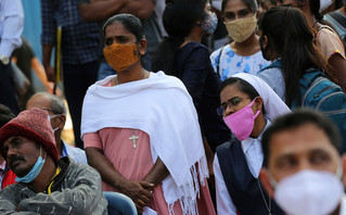 Πολίτες με μάσκα στην Ινδία
