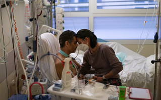 Ζευγάρι στο νοσοκομείο στη Γαλλία Ζευγάρι στο νοσοκομείο στη Γαλλία