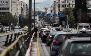Κίνηση και μποτιλιάρισμα σε δρόμους της Αθήνας Κίνηση και μποτιλιάρισμα σε δρόμους της Αθήνας