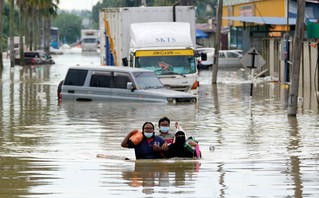 Άνθρωποι προσπαθούν να σωθούν από την πλημμύρα