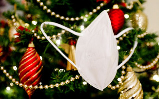 Μάσκα κρεμασμένη σε χριστουγεννιάτικο δέντρο