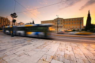 Λεωφορείο μπροστά στη Βουλή