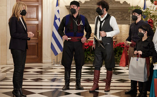 Κάλαντα της Πρωτοχρονιάς από τα παιδιά του Συλλόγου Ασηγωνιωτών Αττικής - Παύλος Γύπαρης