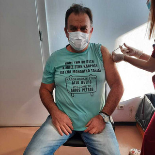 Πατρινός πήγε για την τρίτη δόση του εμβολίου με ένα πρωτότυπο μπλουζάκι