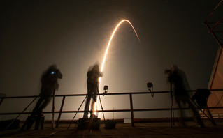 Άνθρωποι παρατηρούν εκτόξευση της NASA Άνθρωποι παρατηρούν εκτόξευση της NASA