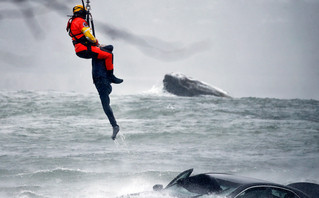 Rescuer pulls woman from car at Niagara Falls