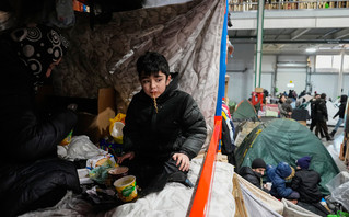 Παιδί τρώει σε καταυλισμό προσφύγων