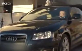Στάθης Παναγιωτόπουλος στο αυτοκίνητό του Στάθης Παναγιωτόπουλος στο αυτοκίνητό του