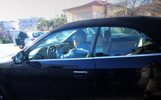 Ο Στάθης Παναγιωτόπουλος στο αυτοκίνητό του φεύγοντας από το σπίτι