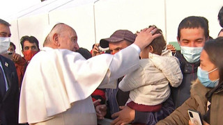 Πάπας Φραγκίσκος: Θερμή υποδοχή από τους πρόσφυγες στο ΚΥΤ του Καρά Τεπέ