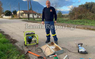 Ο πυροσβέστης που απεγκλώβισε τον σκύλο