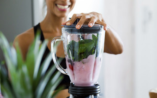 Γυναίκα φτιάχνει υγιεινό smoothie Γυναίκα φτιάχνει υγιεινό smoothie