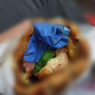 Άναυδη Λαρισαία με την παραγγελία από delivery που έφτασε στο σπίτι της: Πίτα γεμιστή με… πλαστικό γάντι Άναυδη Λαρισαία με την παραγγελία από delivery που έφτασε στο σπίτι της: Πίτα γεμιστή με… πλαστικό γάντι
