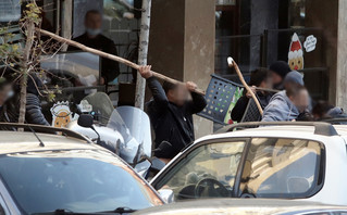 Άγρια επεισόδια μεταξύ Ρομά έξω από το Δικαστικό Μέγαρο Θεσσαλονίκης Άγρια επεισόδια μεταξύ Ρομά έξω από το Δικαστικό Μέγαρο Θεσσαλονίκης