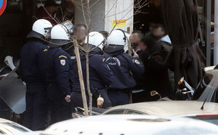 Άγρια επεισόδια μεταξύ Ρομά έξω από το Δικαστικό Μέγαρο Θεσσαλονίκης Άγρια επεισόδια μεταξύ Ρομά έξω από το Δικαστικό Μέγαρο Θεσσαλονίκης