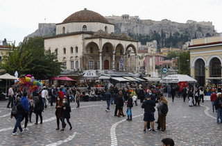 Κόσμος στο Μοναστηράκι 