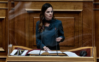 Η Έφη Αχτσιόγλου στη Βουλή Η Έφη Αχτσιόγλου στη Βουλή