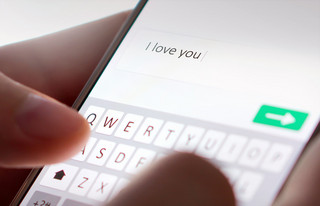Το μήνυμα «σε αγαπώ» σε οθόνη κινητού