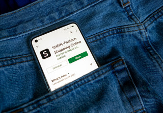 Οθόνη με το brand ρούχων Shein Οθόνη με το brand ρούχων Shein