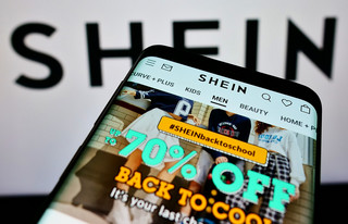Οθόνη με το brand ρούχων Shein Οθόνη με το brand ρούχων Shein