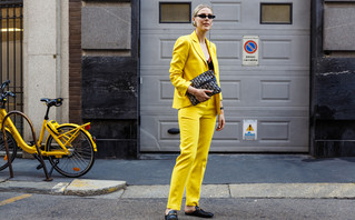 Γυναίκα με κίτρινα ρούχα