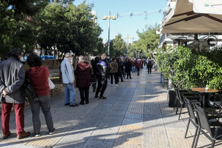 Τεράστιες ουρές για ένα rapid test στη σκιά της μετάλλαξης Όμικρον