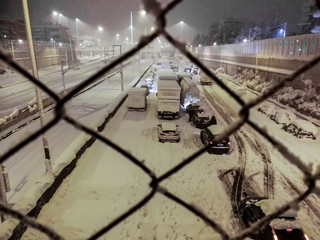 Μπλοκαρισμένα αυτοκίνητα στο χιόνι