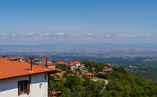 Το χωριό Καστανερή και η θέα στην κοιλάδα