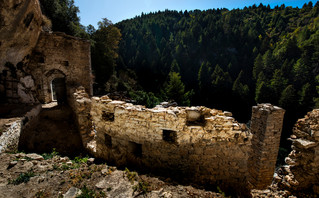 Ερείπια στη μονή της Αγίας Κυριακής στον Πάρνωνα