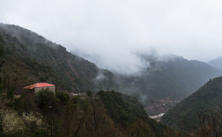Η θέα στον ορεινό όγκο των Αγράφων από τη Μονή Παναγίας Στάνας